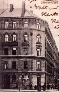Der Eckgiebel der jetzigen Georg-Schumann-Str. 201. Teil einer Ansichtskarte von 1905.
(Quelle: Sammlung Karsten Brösel).