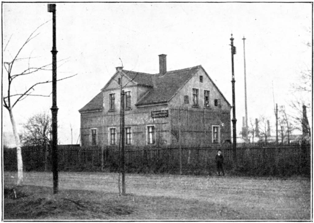 Die Gärtnerei Wagner um 1880. Im Hintergrund
sind die Schornsteine der Gewächshäuser zu
sehen. Die Aufnahme ist nicht datiert.
Quelle: „Bote für Möckern“, Febr. 1928
