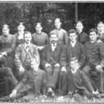 Der Obergärtner Arno Lehmann mit den Söhnen seines Chefs und seinem Personal.
Die Aufnahme ist nicht datiert. Quelle: „Bote für Möckern“, Febr. 1928