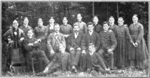 Der Obergärtner Arno Lehmann mit den Söhnen seines Chefs und seinem Personal.
Die Aufnahme ist nicht datiert. Quelle: „Bote für Möckern“, Febr. 1928