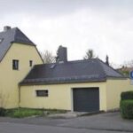 Heutiger Zustand Finkensteig 13 (Der ausgeschilderte
Fußweg im Bild führt zum Treppenaufgang)