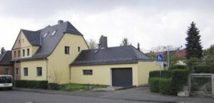 Heutiger Zustand Finkensteig 13 (Der ausgeschilderte
Fußweg im Bild führt zum Treppenaufgang)