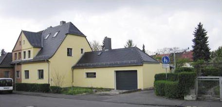 Heutiger Zustand Finkensteig 13 (Der ausgeschilderte
Fußweg im Bild führt zum Treppenaufgang)