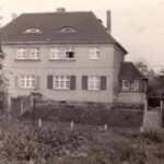 Haus in der Tannenwaldstr. mit Bodenlichtern (Fledermausaugen) und Stegfenstern (Historisches Foto mit Glaslaterne als Straßenbeleuchtung)