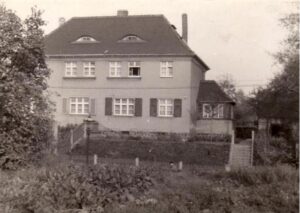 Haus in der Tannenwaldstr. mit Bodenlichtern (Fledermausaugen) und Stegfenstern (Historisches Foto mit Glaslaterne als Straßenbeleuchtung)