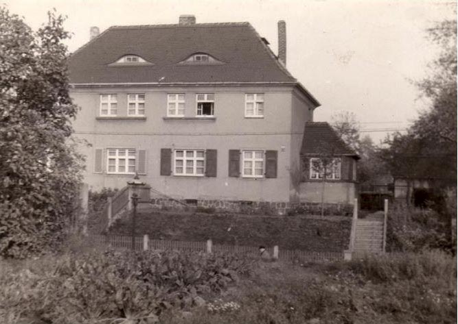 Haus in der Tannenwaldstr. mit Bodenlichtern (Fledermausaugen) und Stegfenstern (Historisches Foto mit Glaslaterne als Straßenbeleuchtung)